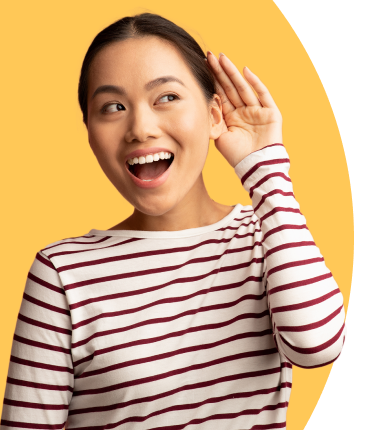 moça com blusa listrada